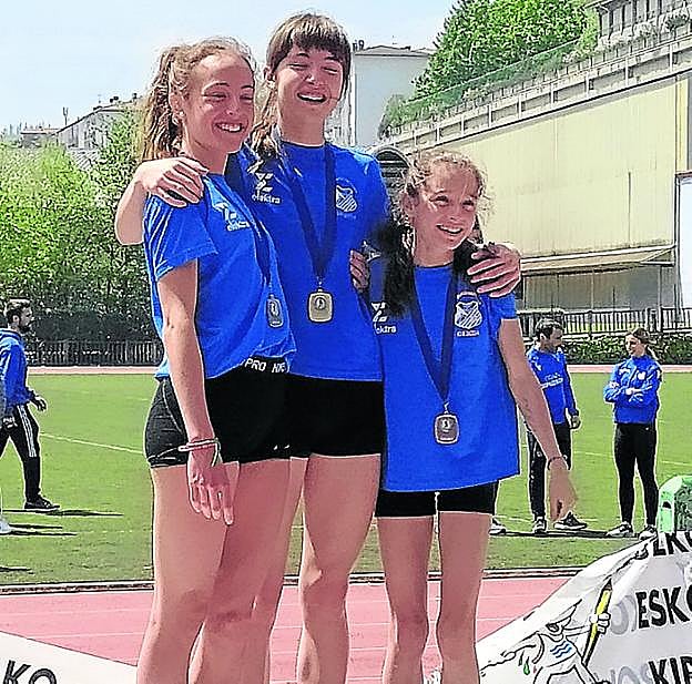 Ane Barandiaran, Ane Iparragirre e Intza Arrondo en el podio de Arrasate.