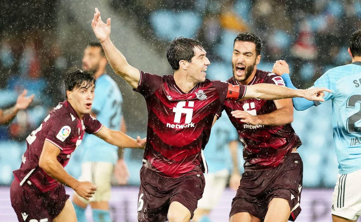 Con la victoria en Balaídos el 28 de octubre la Real se situaba colíder junto al Real Madrid. En la imagen, Aritz celebra su gol con Lobete y Merino.