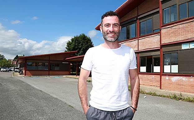 David Feliz posa en el patio del instituto.
