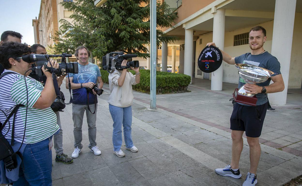 Una Laso posa con la txapela y la copa que le acreditan como campeón del Manomanista 2022.