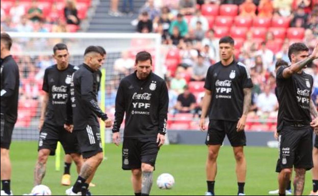 Jugadores de la selección Argentina, con Messi en el centro, el sábado entrenando en San Mamés.
