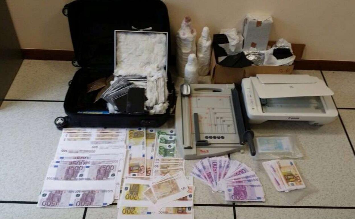 Parte del dinero y objetos que se incautó la Ertzaintza. 