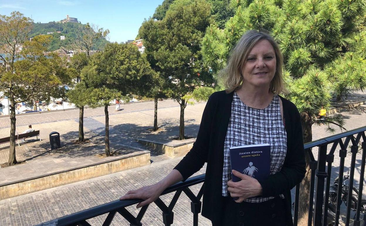 Arrate Egaña, 'Itzalen distira' liburua esku artean duela. 