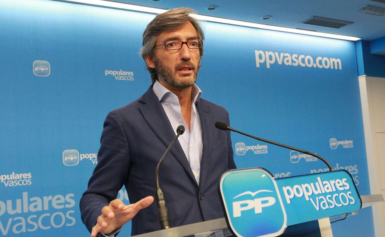 Iñaki Oyarzabal en una rueda de prensa en la sede del PP en Vitoria. 