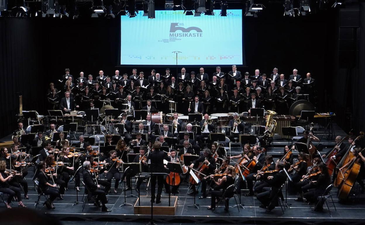 Euskadiko Orkestra y la coral Andra Mari clausuraron la 50 edición de Musikaste el pasado sábado. 