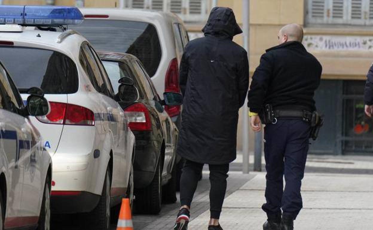 El violador en serie de Gipuzkoa al bajarse del coche policial durante un juicio. 