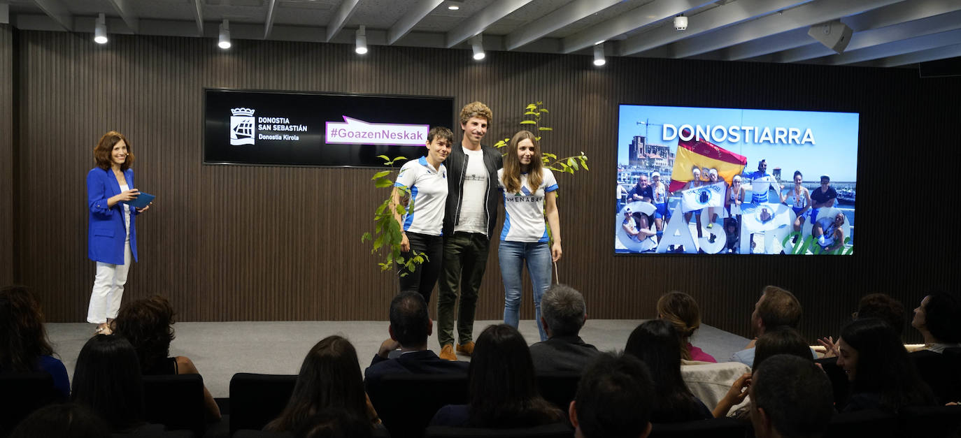 Fotos: Reconocimiento y una foto en el Reale Arena como recuerdo