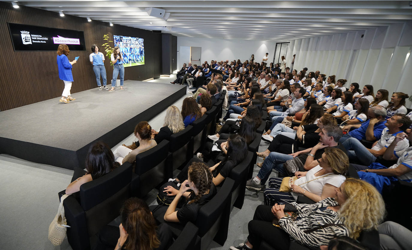 Fotos: Reconocimiento y una foto en el Reale Arena como recuerdo