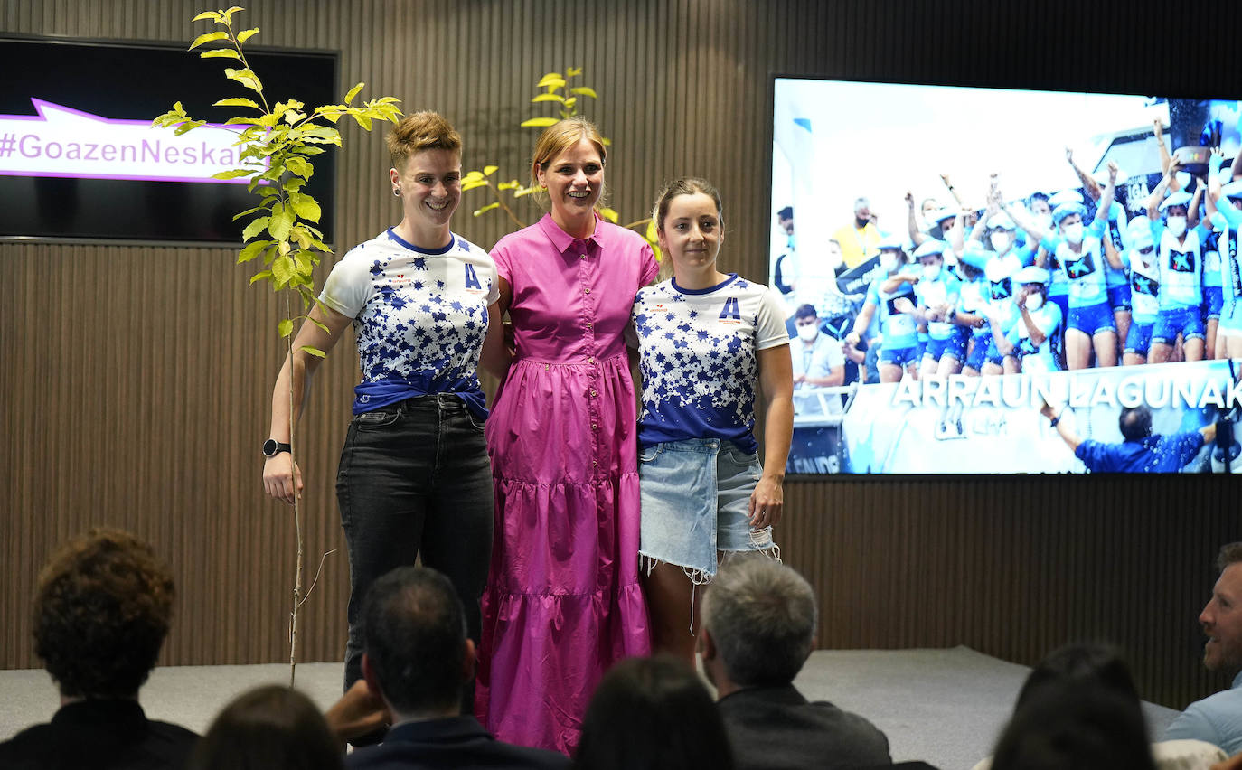 Fotos: Reconocimiento y una foto en el Reale Arena como recuerdo