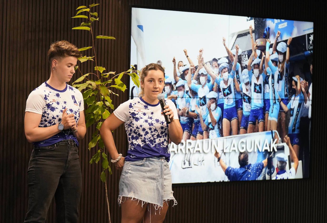 Fotos: Reconocimiento y una foto en el Reale Arena como recuerdo