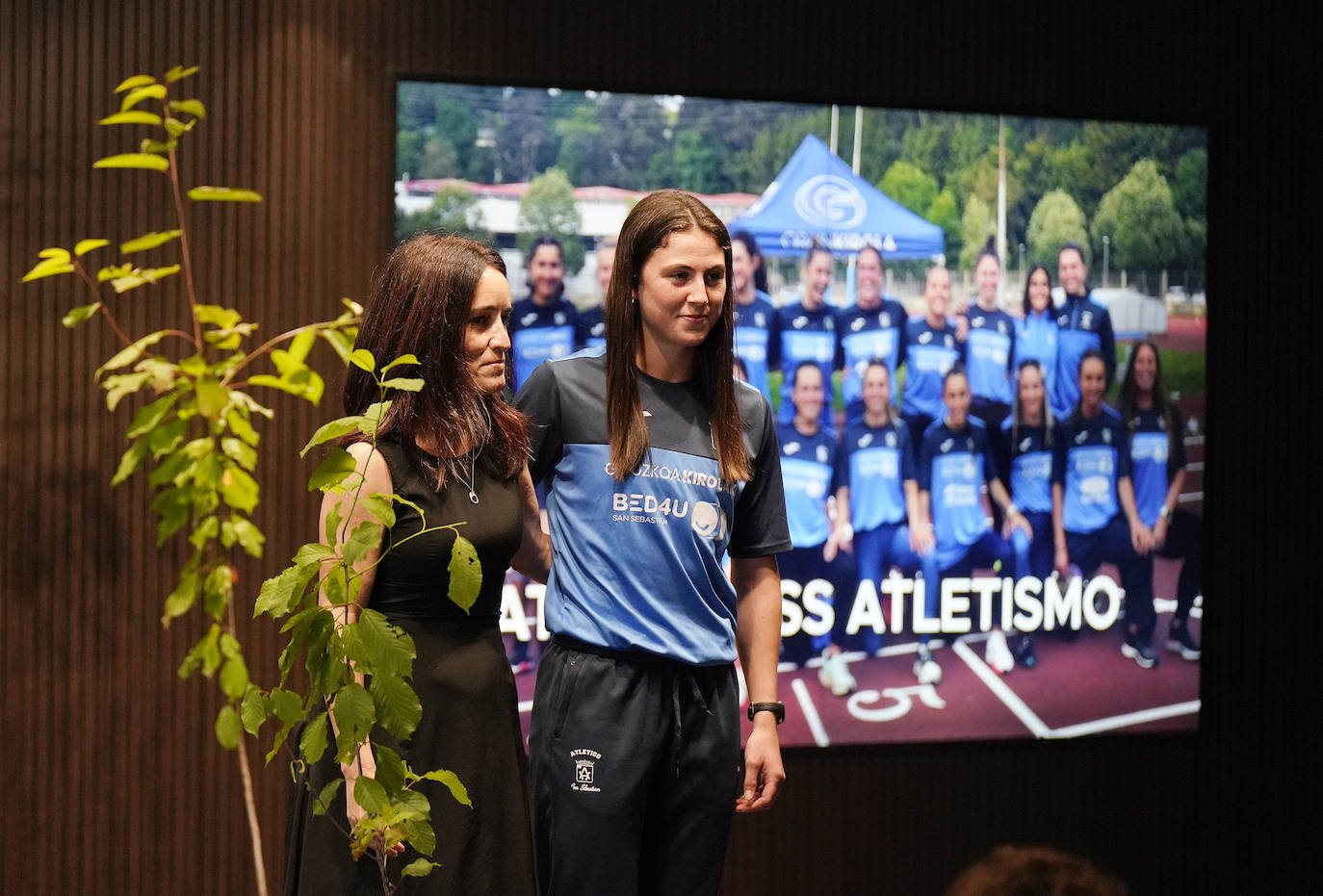 Fotos: Reconocimiento y una foto en el Reale Arena como recuerdo