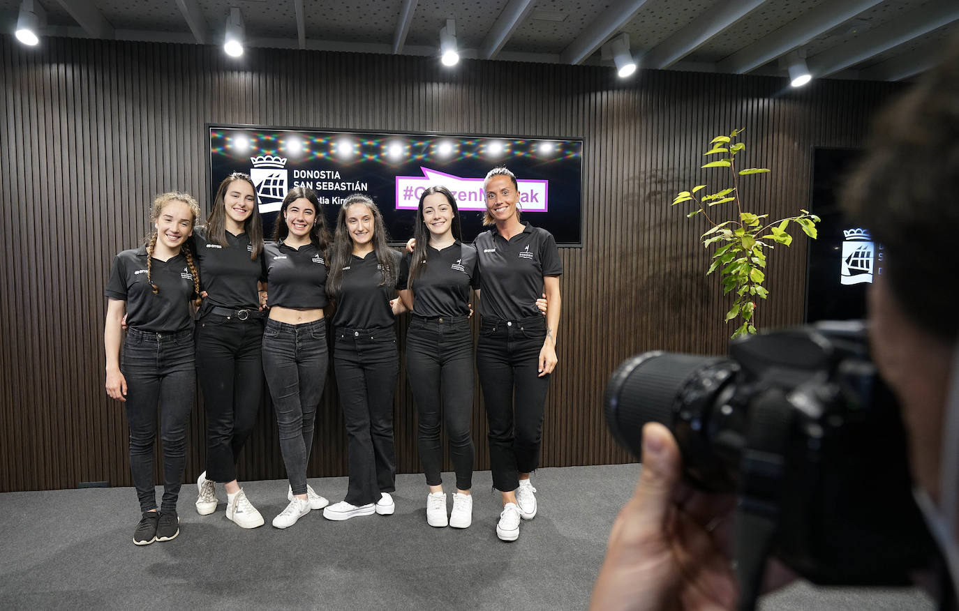 Fotos: Reconocimiento y una foto en el Reale Arena como recuerdo