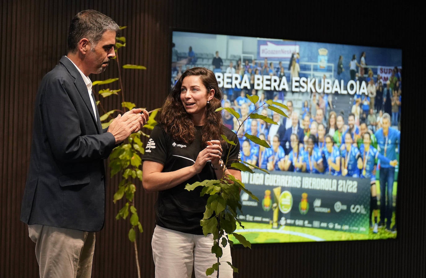 Fotos: Reconocimiento y una foto en el Reale Arena como recuerdo