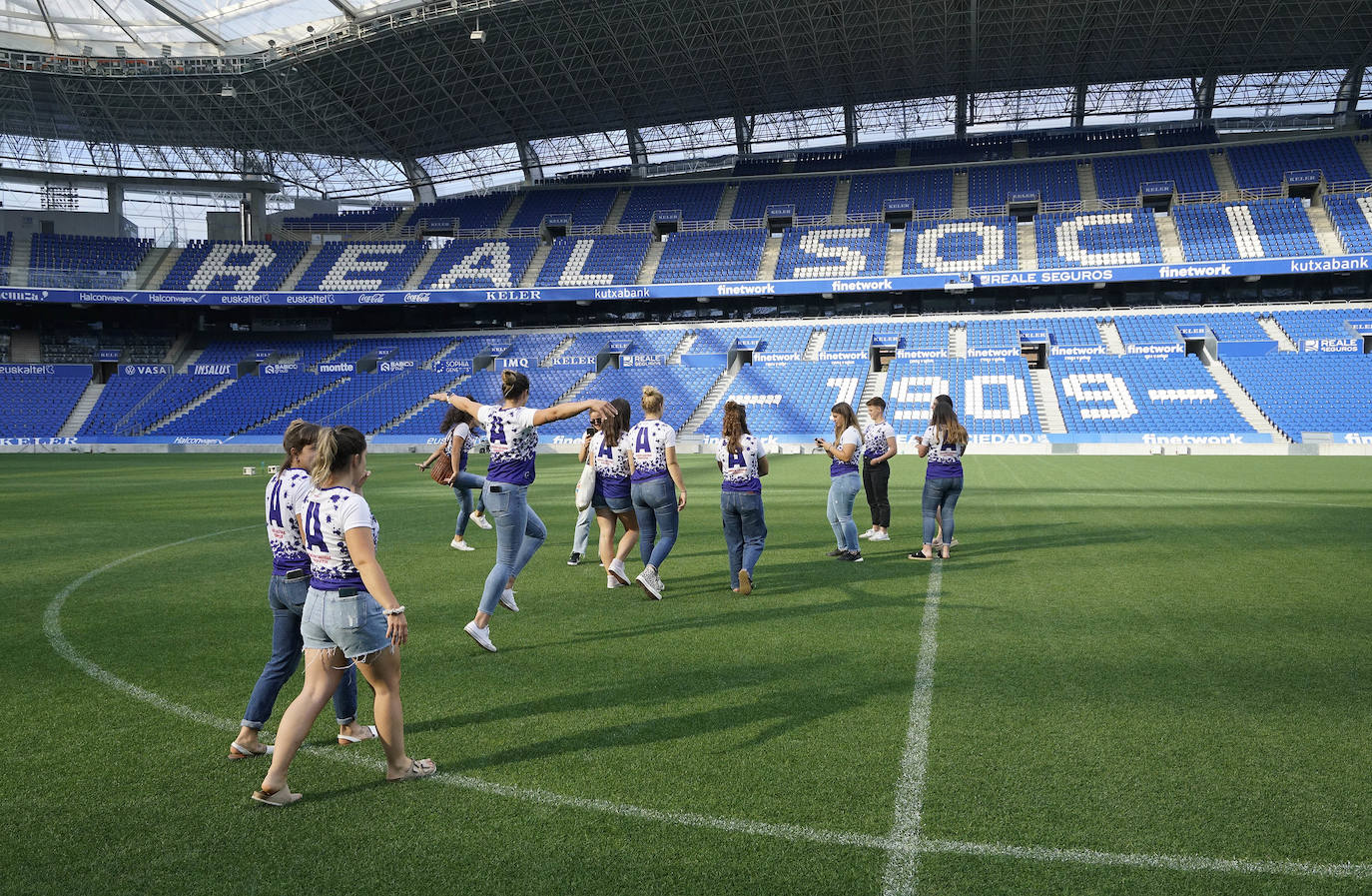 Fotos: Reconocimiento y una foto en el Reale Arena como recuerdo