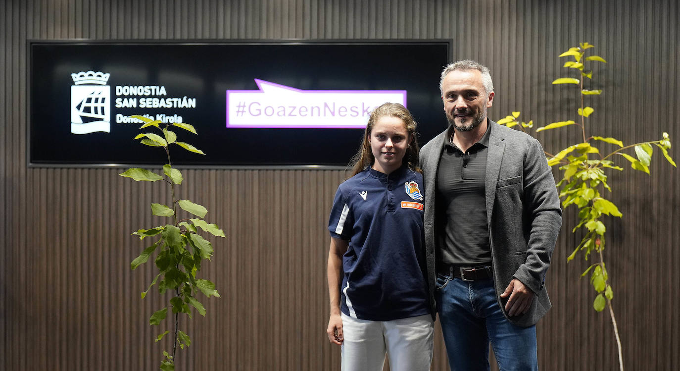 Fotos: Reconocimiento y una foto en el Reale Arena como recuerdo