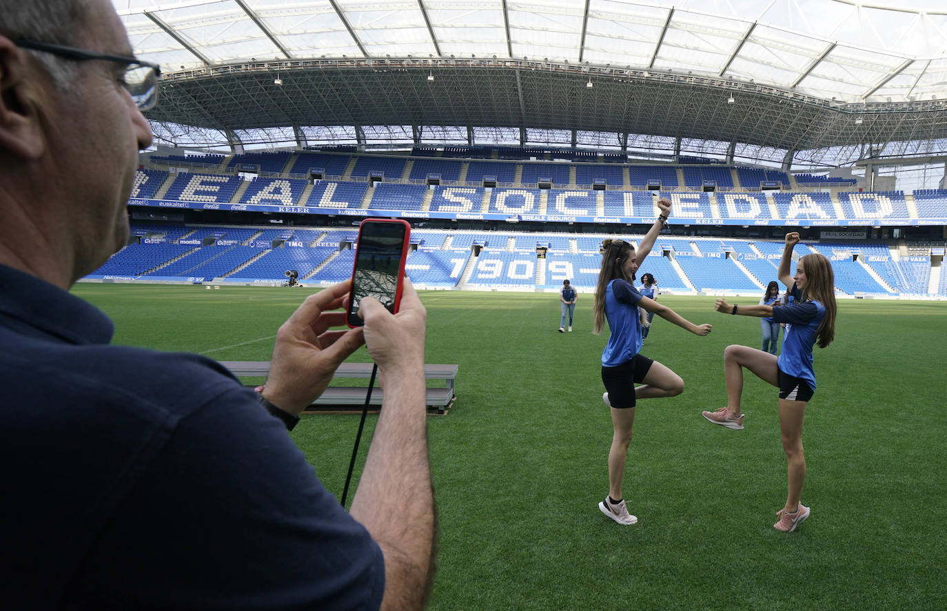 Fotos: Reconocimiento y una foto en el Reale Arena como recuerdo