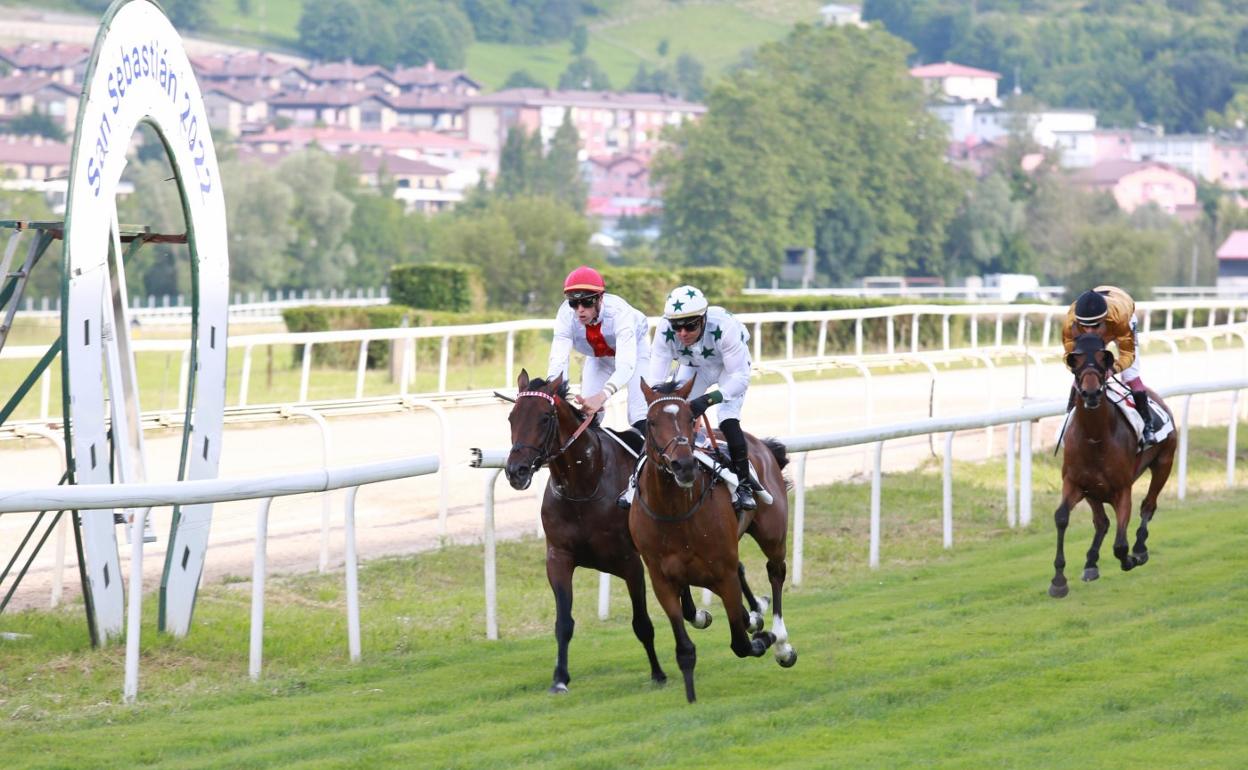 'Defined', de blanco y con estrellas verdes, bate a 'Gaheris' en el espejo de meta. 