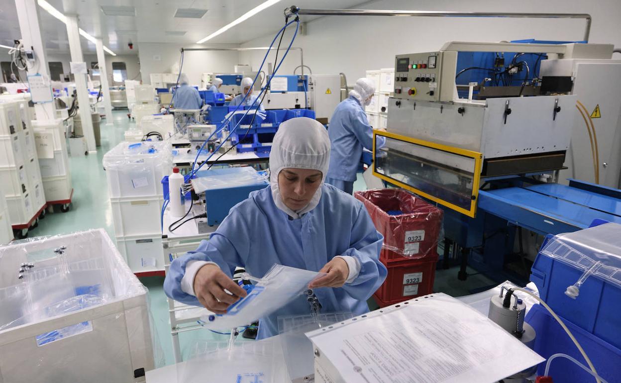 La patronal apunta que se ha producido una bajada marginal del empleo en las grandes empresas de Euskadi. 