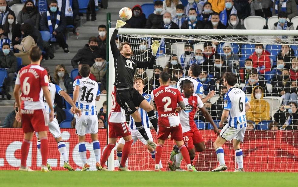 Remiro despeja de puños contra el Celta en Anoeta ante la presencia de Oyarzabal, Guevara, Aihen, Rico y Aritz. 