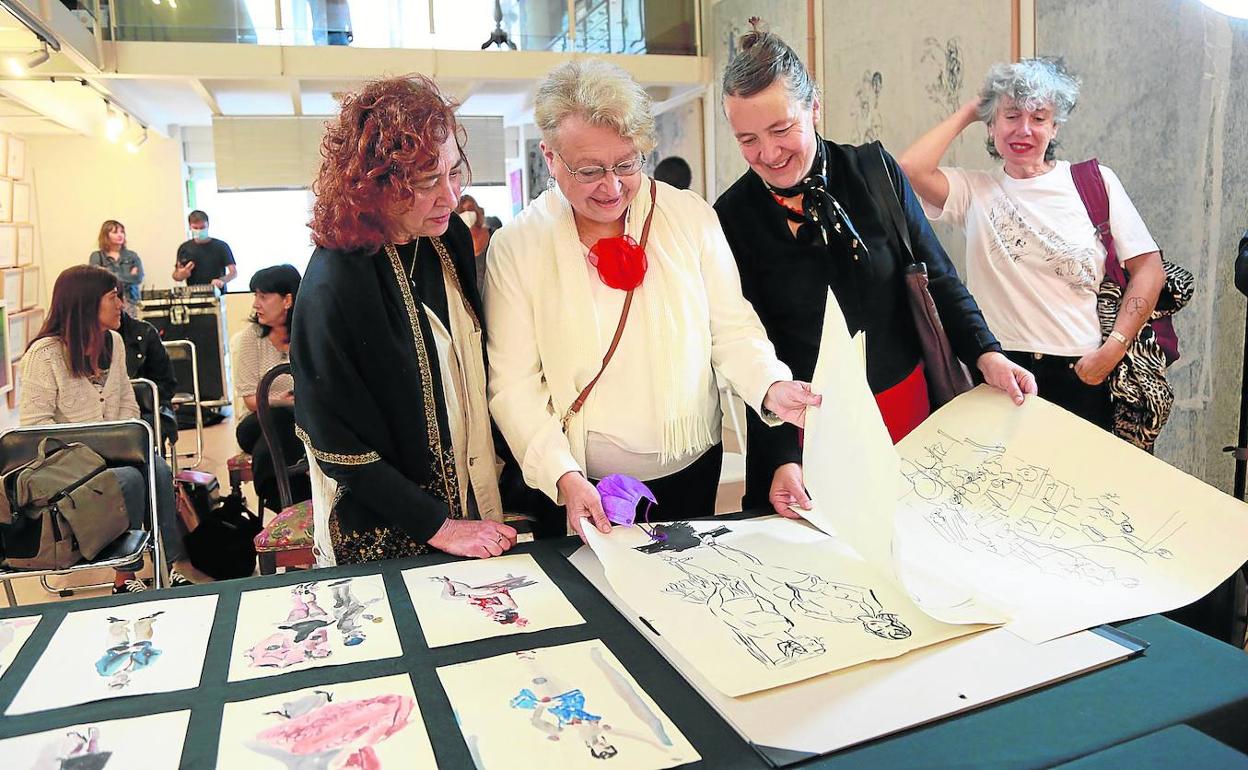 Maru Rizo, en el centro, junto a Cristina de la Fuente, de la galería Arteko, y Rita Unzurrunzaga, de Ekain, contemplan uno de los dibujos.