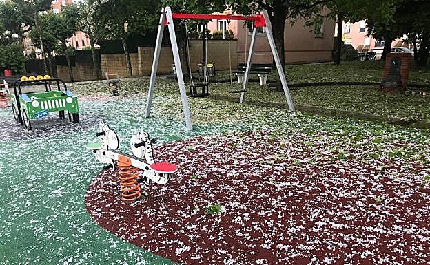 Vista de un parque infantil en Lezo cubierto de granizo este viernes por la tarde.