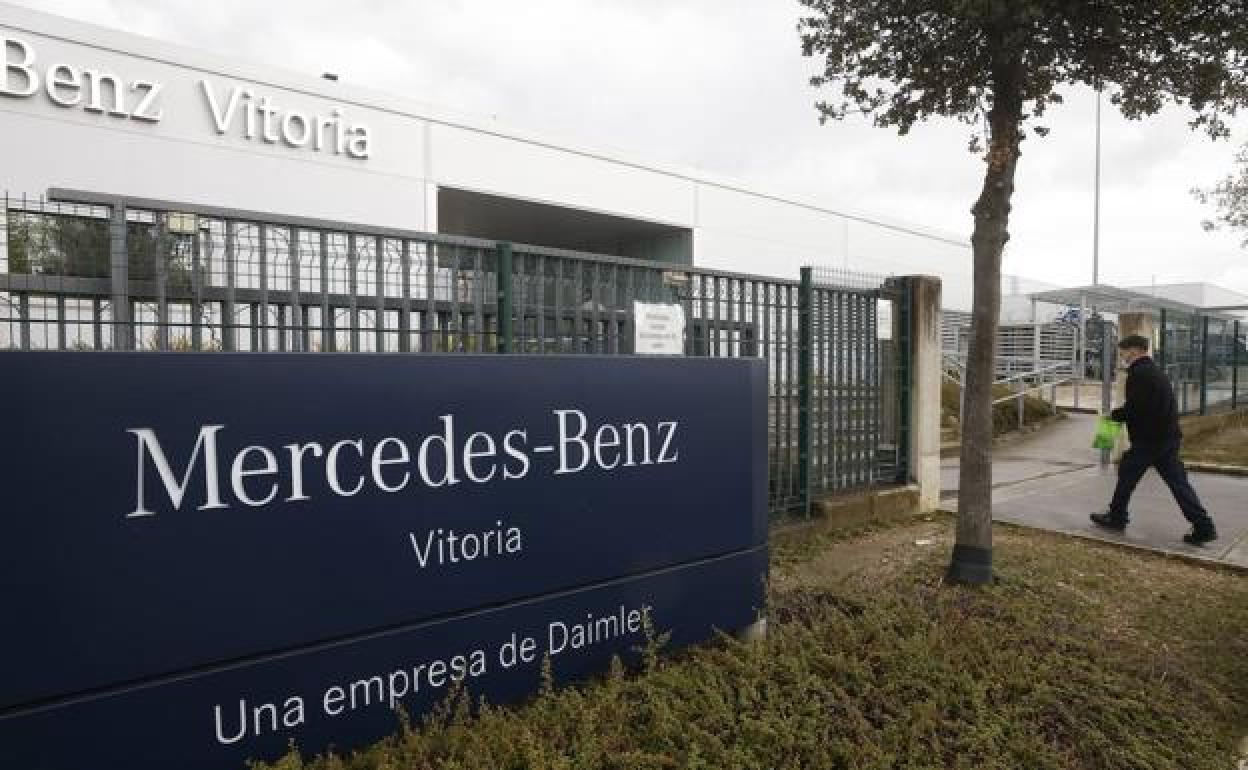 Entrada principal a la planta de Mercedes en Vitoria por la calle Las Arenas.