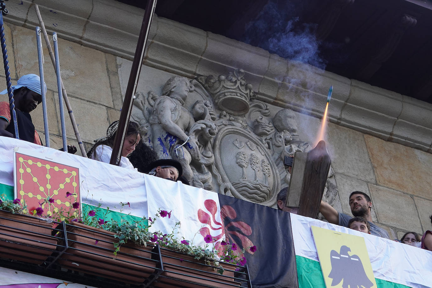 Fotos: El Pirata Zabarre y María Labaien vencen a la granizada y desembarcan