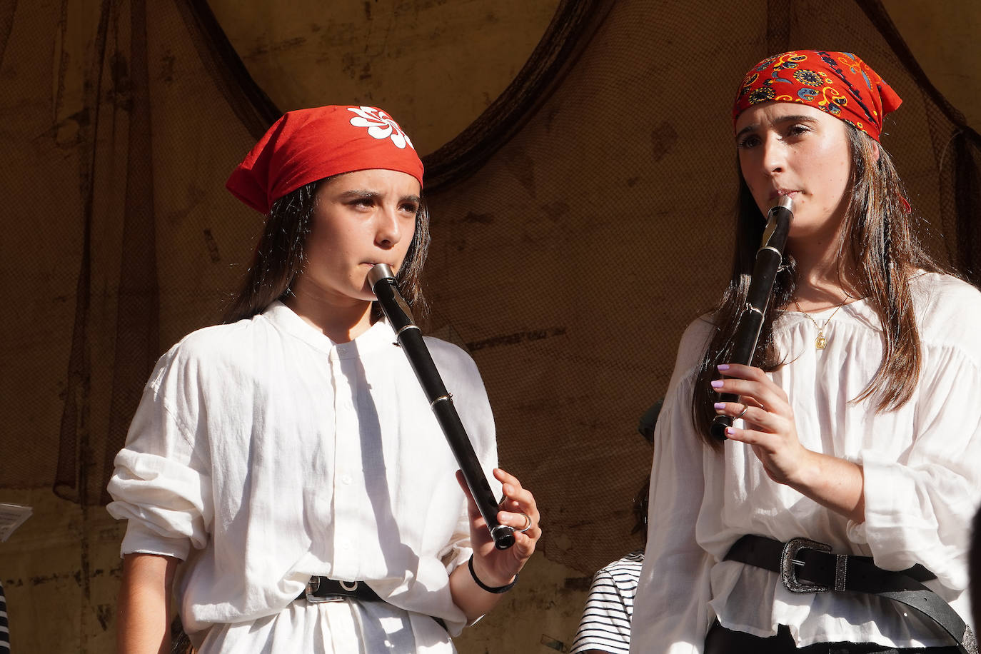 Fotos: El Pirata Zabarre y María Labaien vencen a la granizada y desembarcan