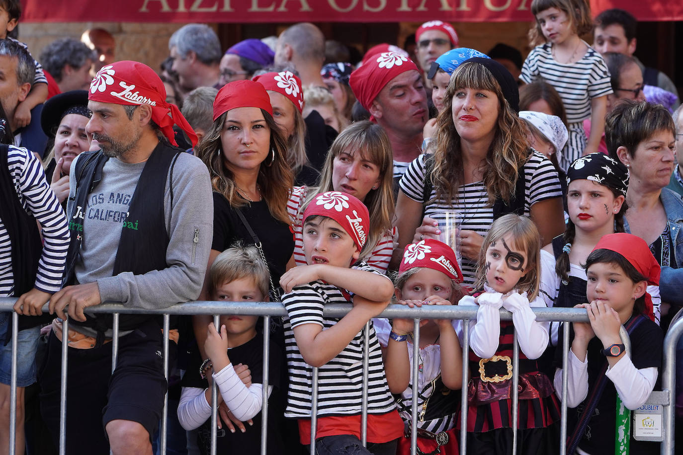 Fotos: El Pirata Zabarre y María Labaien vencen a la granizada y desembarcan