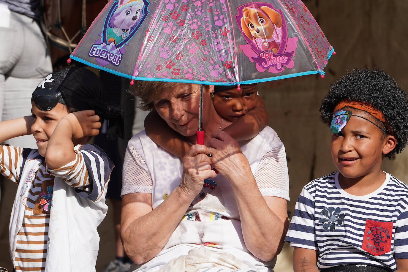 Fotos: El Pirata Zabarre y María Labaien vencen a la granizada y desembarcan