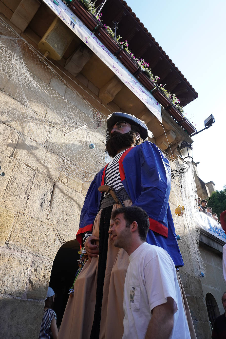 Fotos: El Pirata Zabarre y María Labaien vencen a la granizada y desembarcan