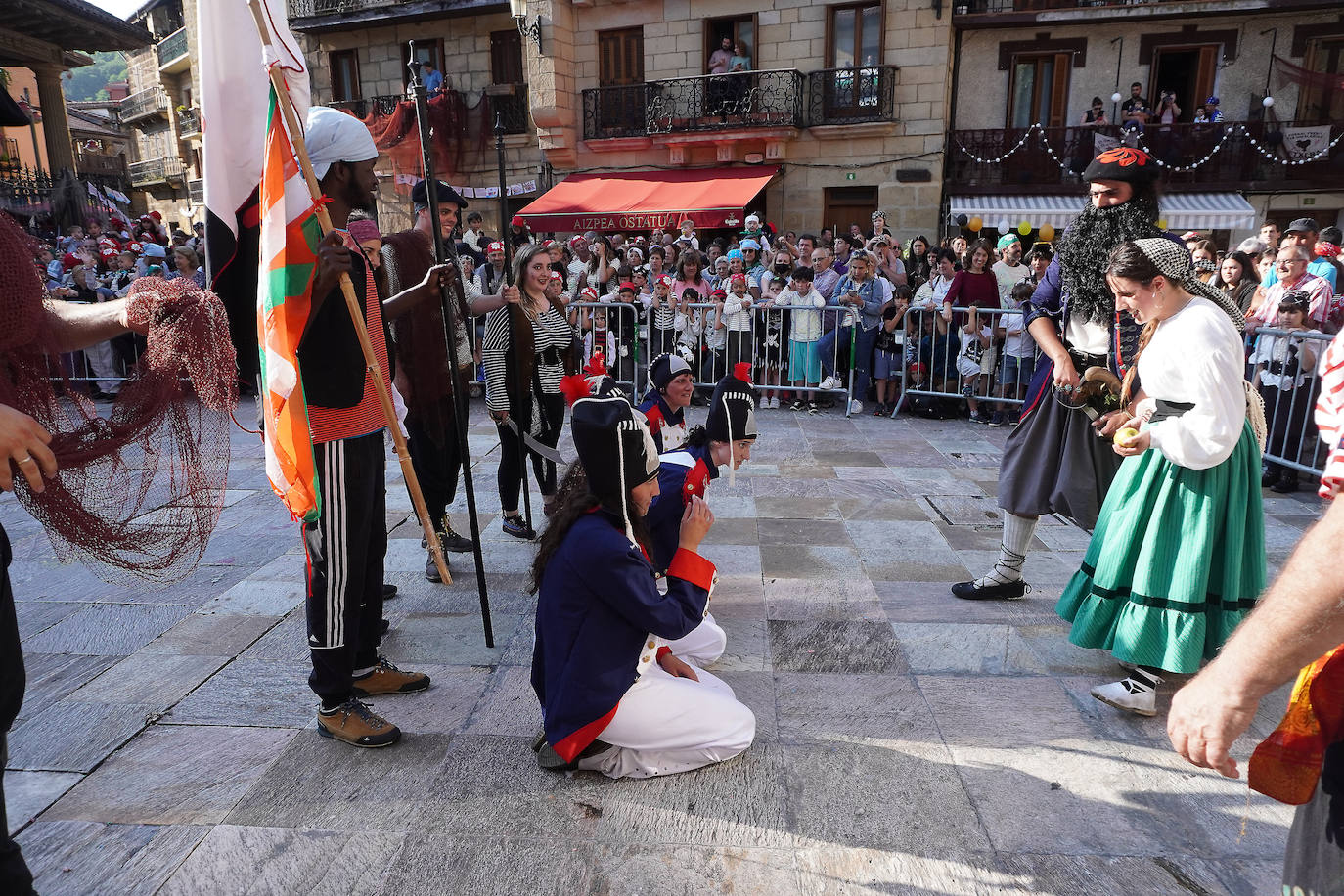 Fotos: El Pirata Zabarre y María Labaien vencen a la granizada y desembarcan