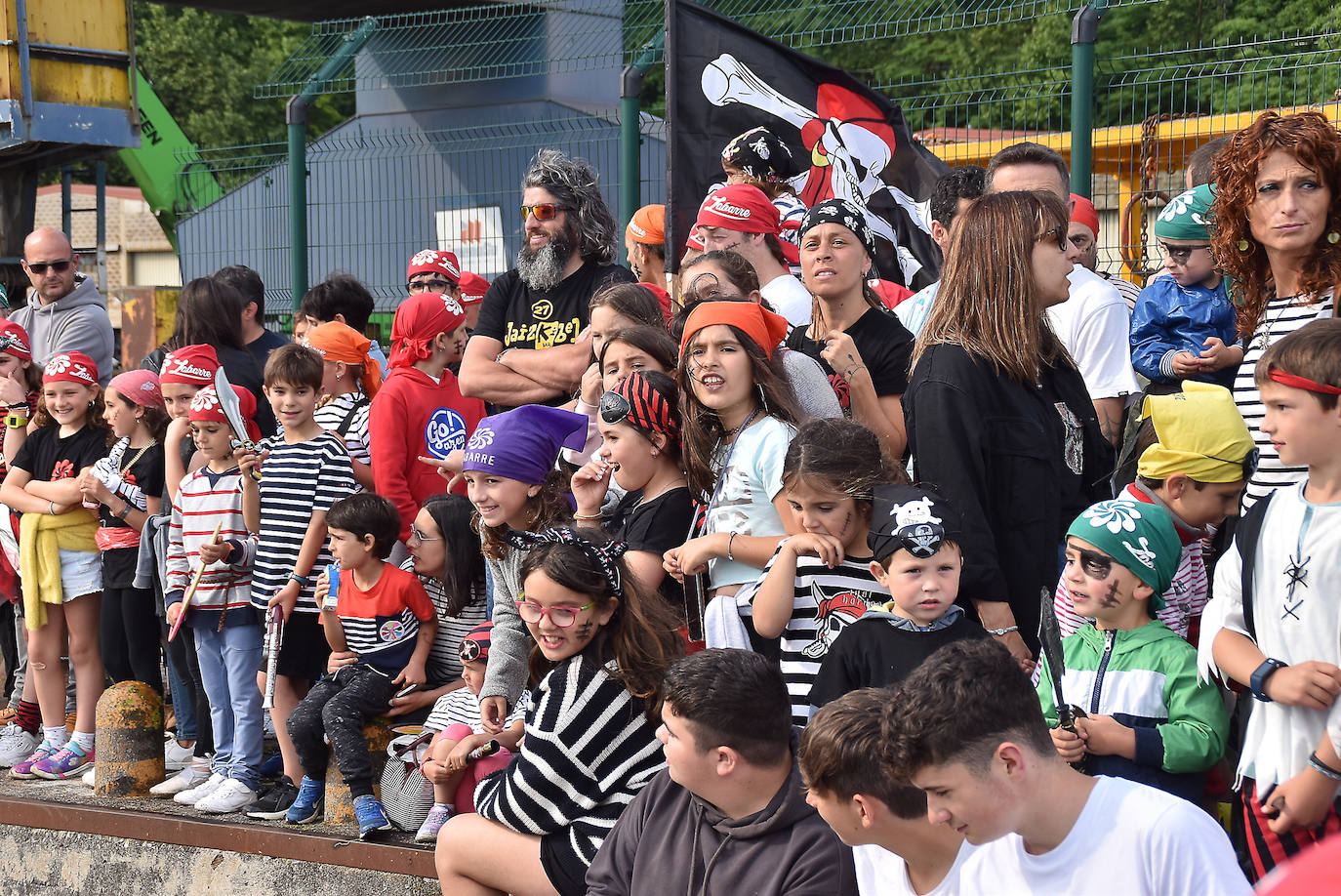 Fotos: El Pirata Zabarre y María Labaien vencen a la granizada y desembarcan