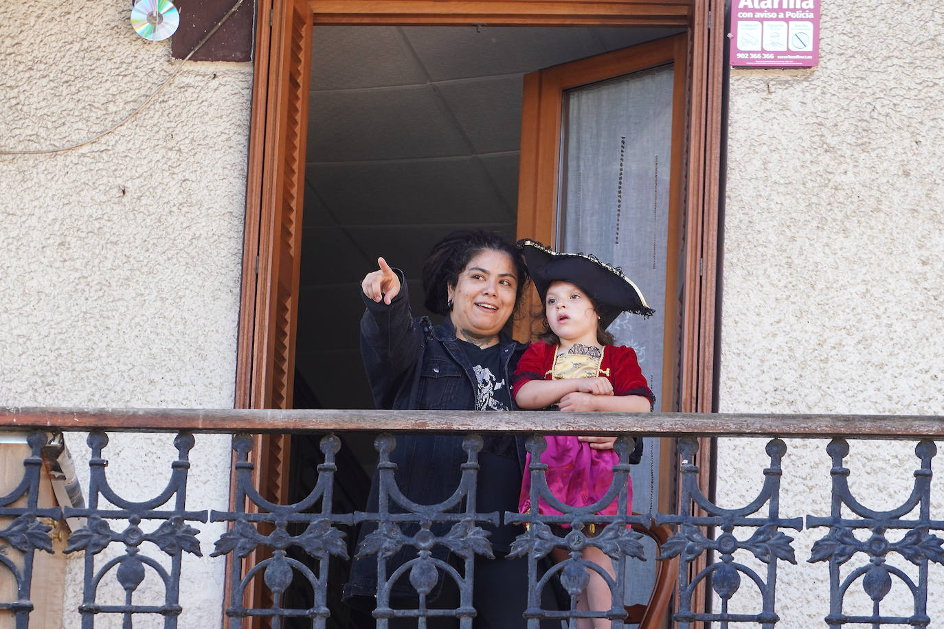 Fotos: El Pirata Zabarre y María Labaien vencen a la granizada y desembarcan