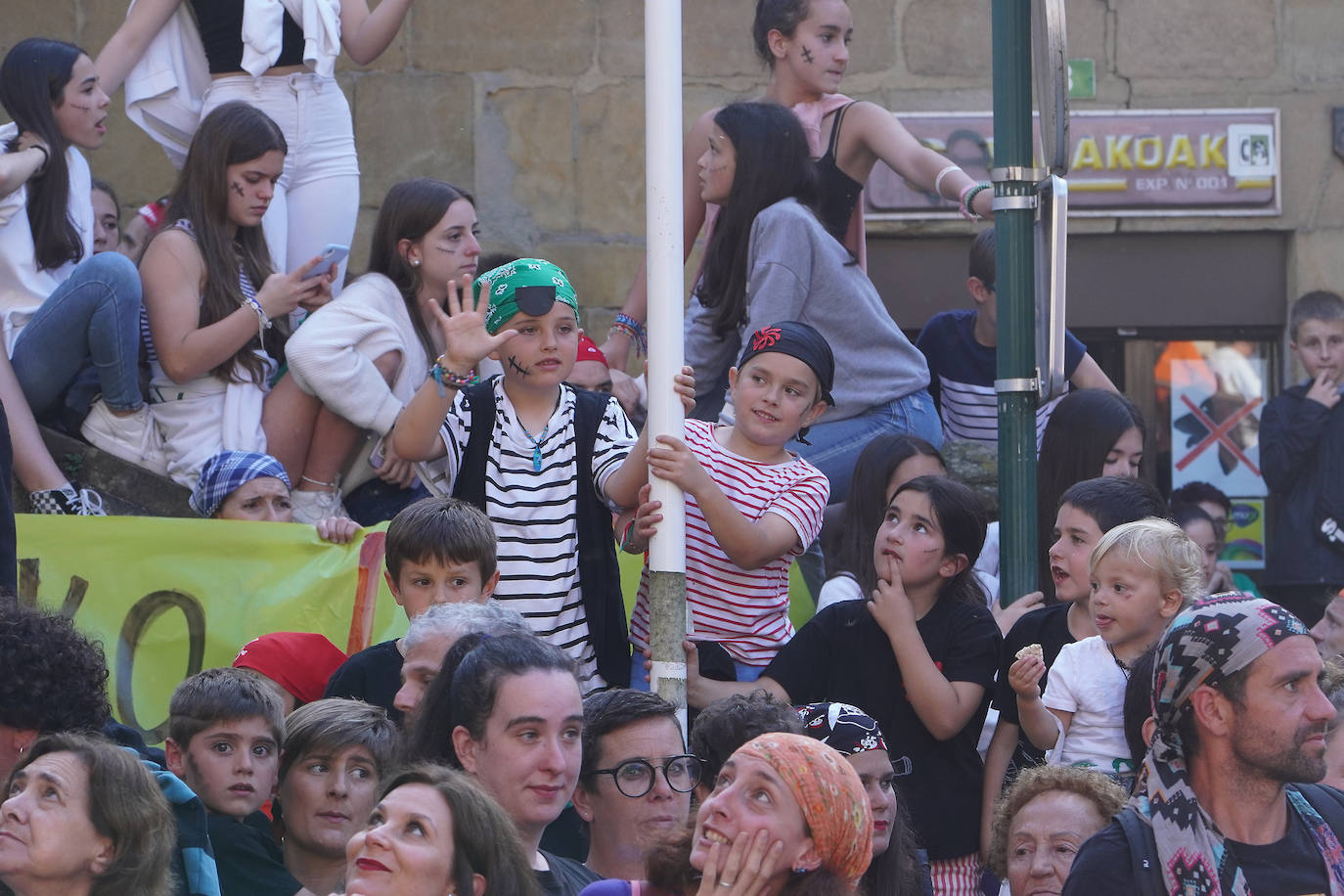 Fotos: El Pirata Zabarre y María Labaien vencen a la granizada y desembarcan