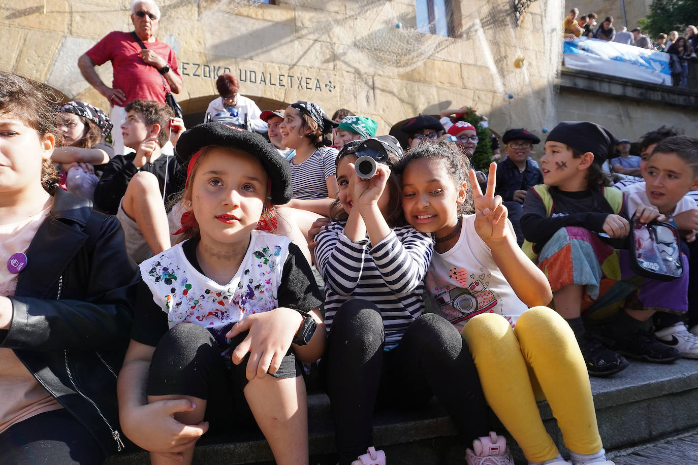 Fotos: El Pirata Zabarre y María Labaien vencen a la granizada y desembarcan