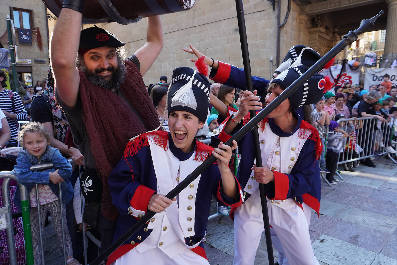 Fotos: El Pirata Zabarre y María Labaien vencen a la granizada y desembarcan