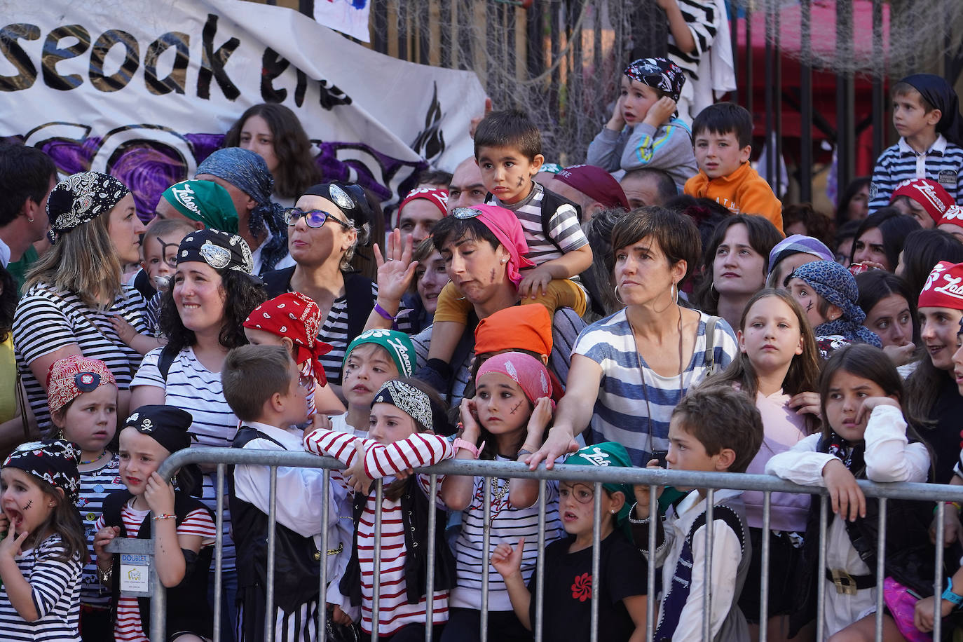 Fotos: El Pirata Zabarre y María Labaien vencen a la granizada y desembarcan