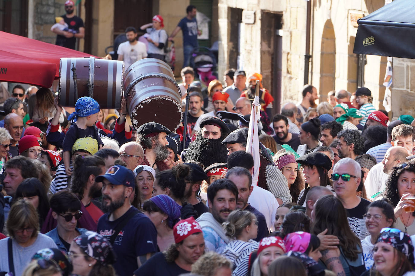 Fotos: El Pirata Zabarre y María Labaien vencen a la granizada y desembarcan