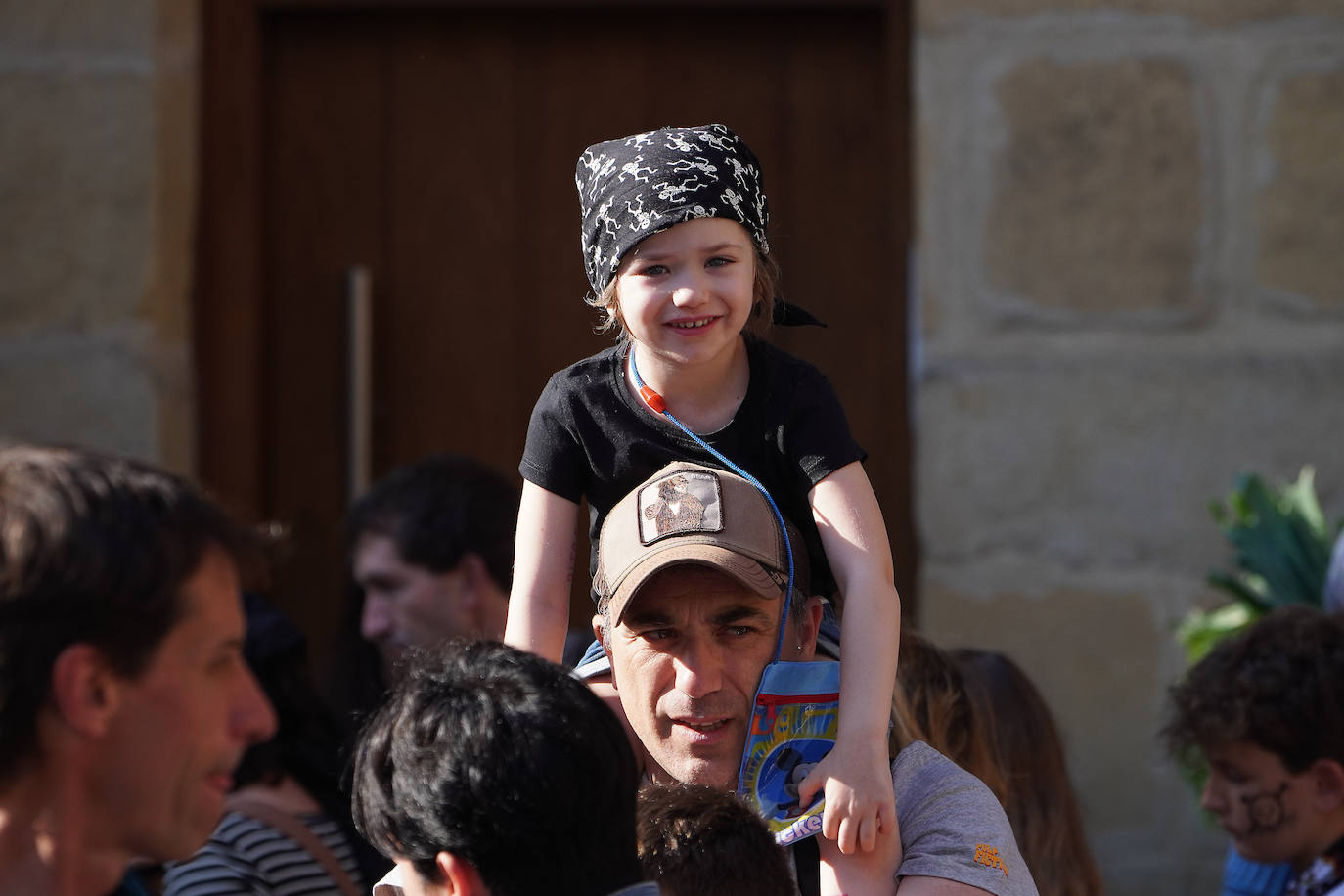 Fotos: El Pirata Zabarre y María Labaien vencen a la granizada y desembarcan