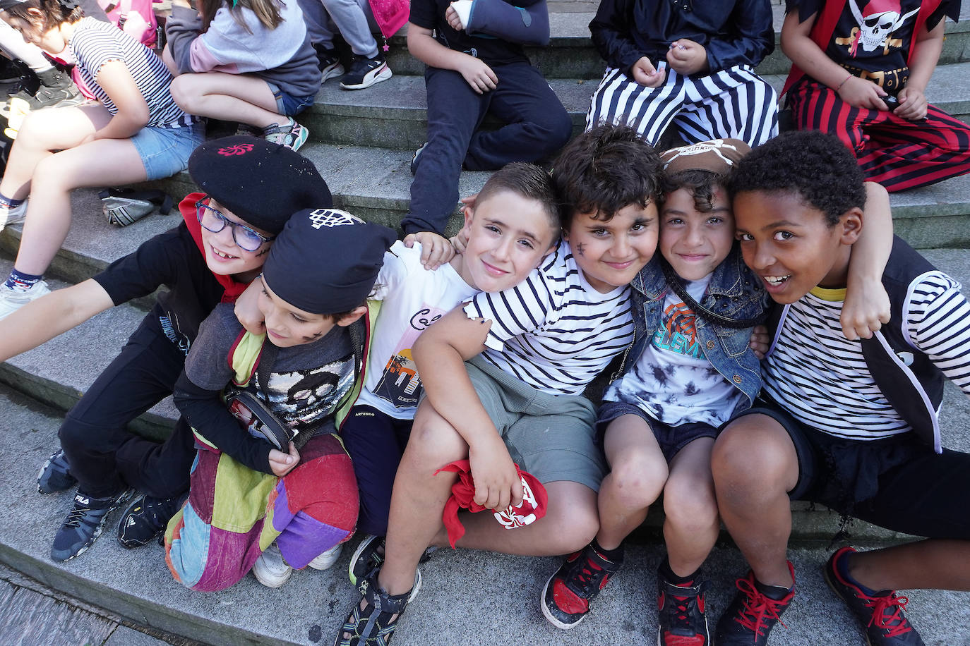 Fotos: El Pirata Zabarre y María Labaien vencen a la granizada y desembarcan