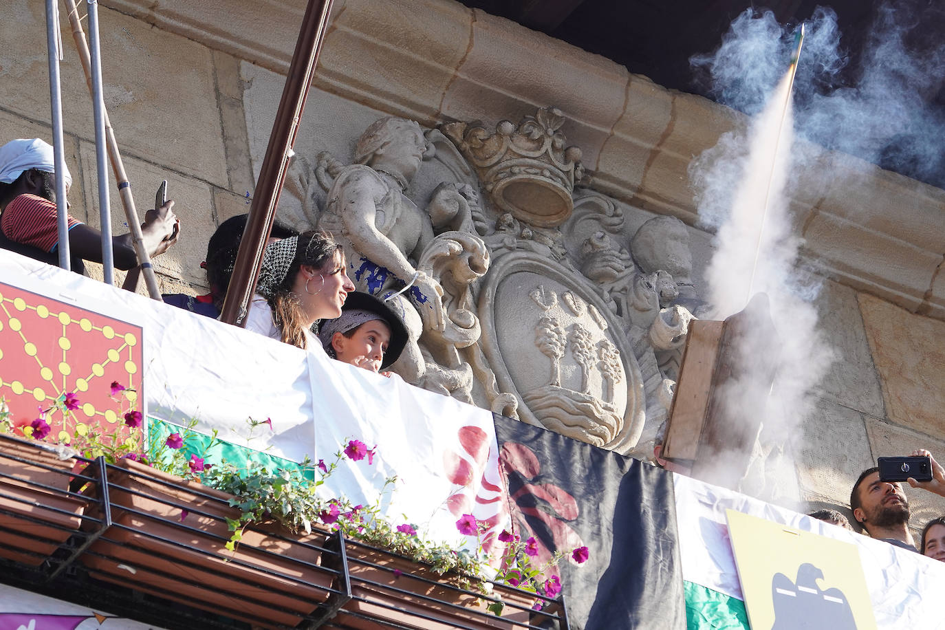 Fotos: El Pirata Zabarre y María Labaien vencen a la granizada y desembarcan