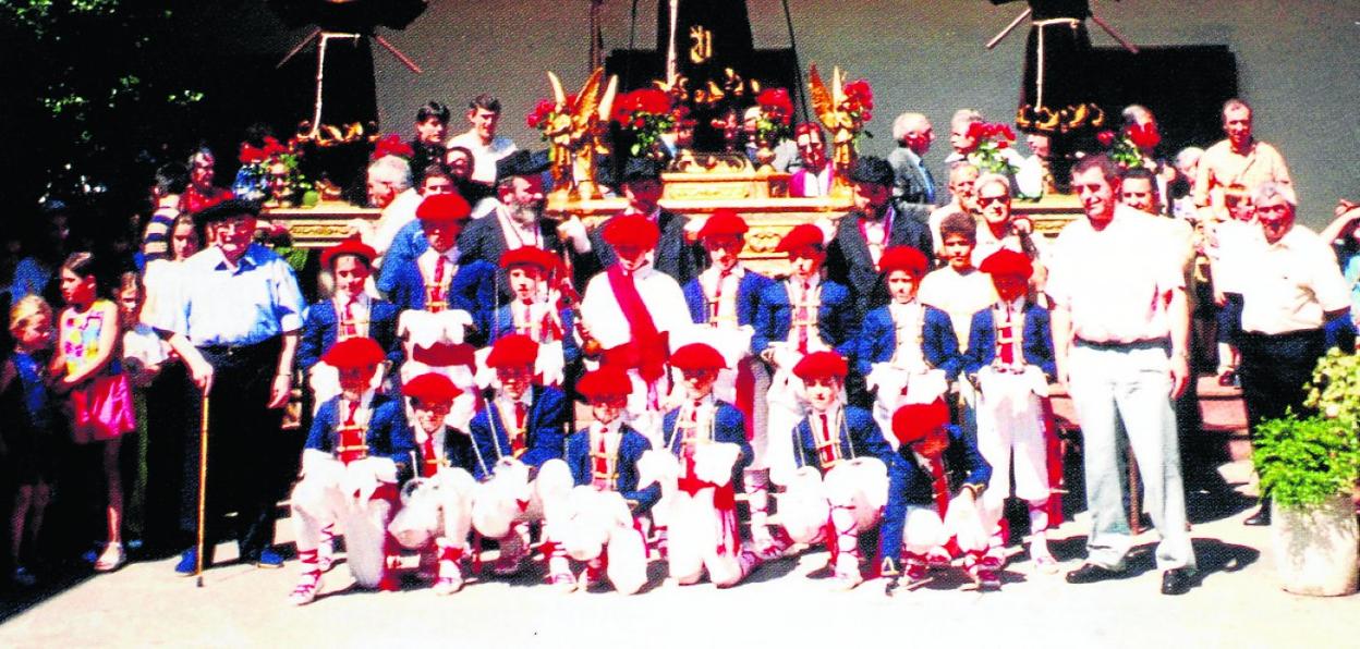 Jabier Sarriegi, cuando era 'dantza maisu' en la década de los noventa, a la derecha junto a los ezpatadantzaris y su aita Jose Sarriegi, que también desarrolló la misma labor décadas antes, a la izquierda. 