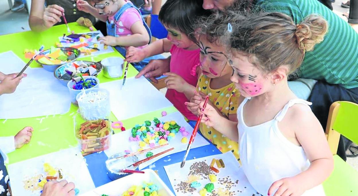 Primerako giroan ospatu zuten pasa den igandean Urmendi Haur-Eskolaren Eguna. 