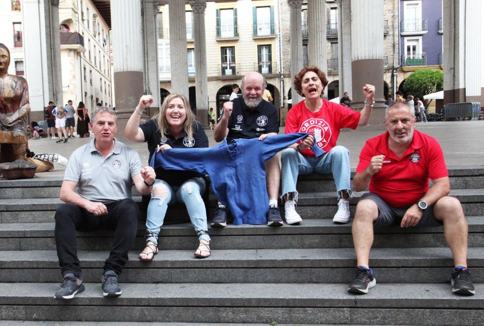 Patxi Garmendia, Yolanda Peguero, Pablo Nadal, Ana Navarro y Josu Pérez muestran la primera camiseta del club en la plaza del mercado de Ordizia. 