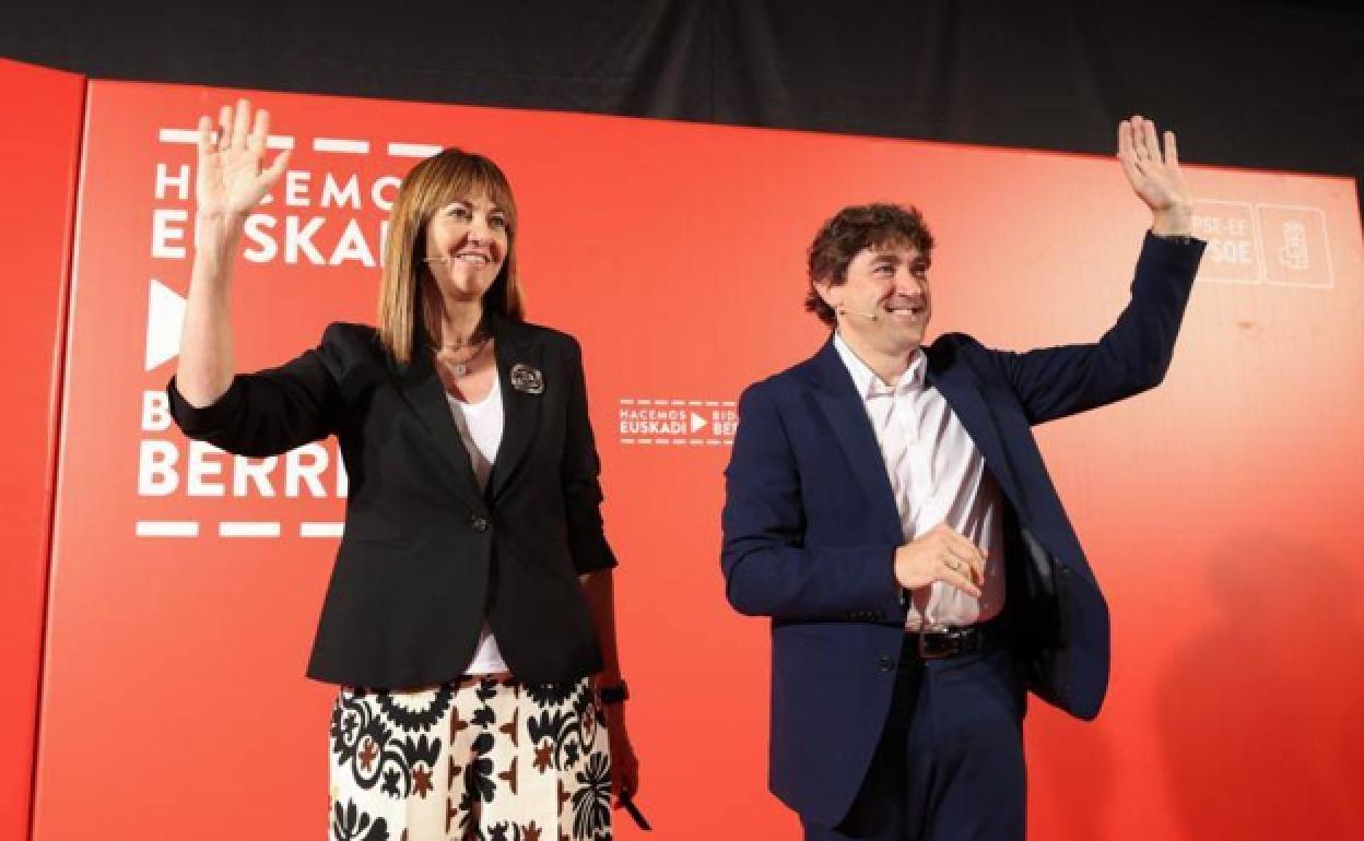 Eneko Andueza e Idoia Mendia saludan a los cargos socialistas que han participado en el acto.