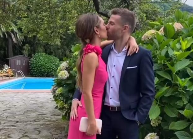 Asier Illarramendi, con su pareja en la ceremonia de ayer.