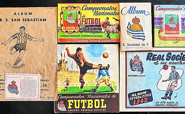 Imagen principal - Algunos de los recuerdos antiguos de la Selección, colección de los jugadores de la Real que han sido internacionales y un cromo de Mikel Oyarzabal con la Selección.
