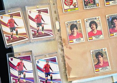 Imagen secundaria 1 - Algunos de los recuerdos antiguos de la Selección, colección de los jugadores de la Real que han sido internacionales y un cromo de Mikel Oyarzabal con la Selección.