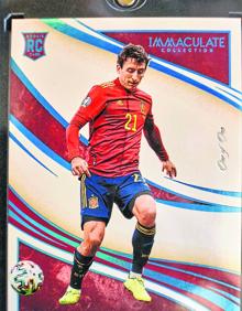 Imagen secundaria 2 - Algunos de los recuerdos antiguos de la Selección, colección de los jugadores de la Real que han sido internacionales y un cromo de Mikel Oyarzabal con la Selección.